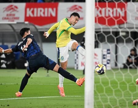 　前半、チーム２点目のゴールを決めるブラジルのマルチネリ（右）