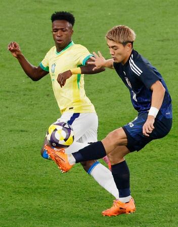 　前半、トラップする堂安（右）