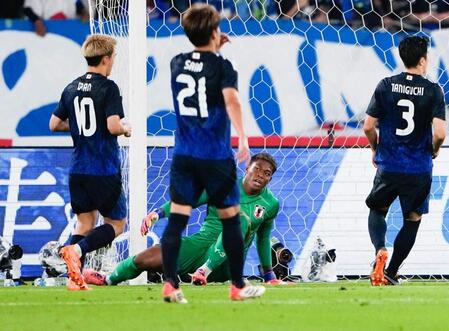 　前半、ブラジルに２点目のゴールを決められたＧＫ鈴木彩（奥）