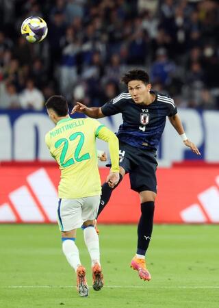 　後半、ブラジル選手と競り合う渡辺（右）