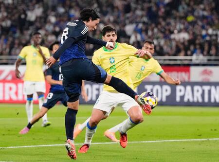 　前半、ゴールに迫る南野（手前）