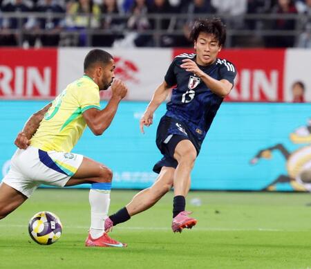 　前半、シュートを放つ中村（右）