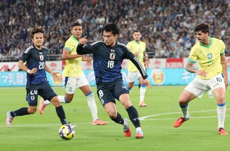 　前半、ボールをキープする上田（中央）。左は久保