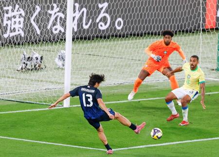 　後半、チーム２点目のゴールを決める中村（１３）