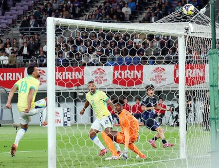 王国ブラジルが呆然　日本にまさかの大逆転負けで初黒星　前半２－０も後半暗転３失点　ミス連発で自滅　スタジアム騒然、カナリア軍団意気消沈