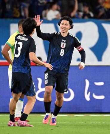 　後半、ゴールを決め、喜ぶ南野（右）