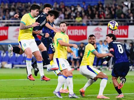 　後半、ヘディングでチーム３点目のゴールを決める上田（手前左から２人目）