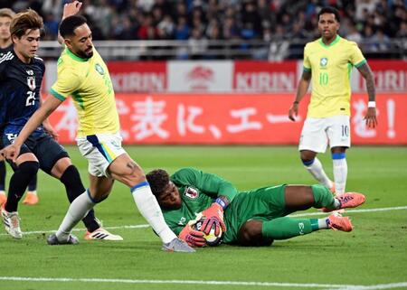 　後半、ブラジル選手のクロスに飛びつくＧＫ鈴木彩（下）