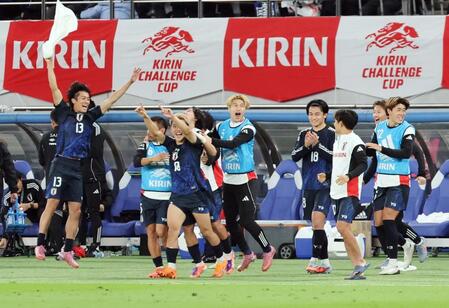 　ブラジルに逆転勝ちし喜ぶ上田（右から４人目）、中村（左）、ら日本イレブン