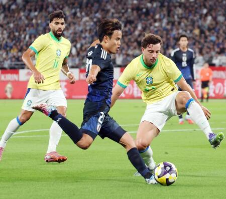 　前半、クロスを上げる久保（中央）