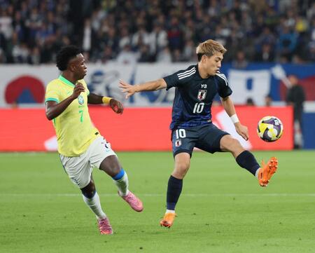 　前半、競り合うヴィニシウス（左）と堂安（撮影・石井剣太郎）