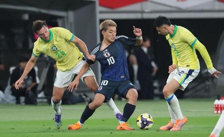 　前半、厳しいマークに合う堂安（撮影・金田祐二）