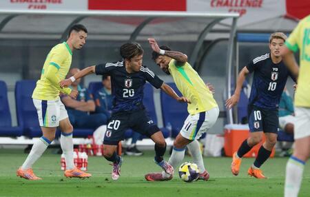 　前半、ドリブルで攻め込む久保建英（撮影・金田祐二）