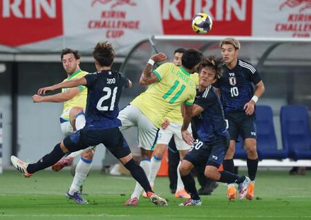 　前半、激しく競り合う久保建英ら（撮影・金田祐二）