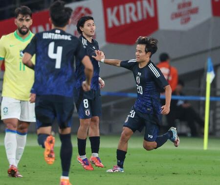 　後半、ゴールを決め久保（右）に祝福される南野（撮影・金田祐二）