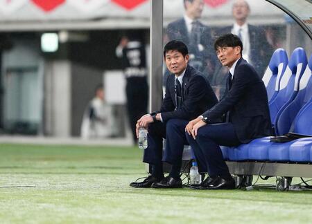 　ブラジルから初勝利を挙げ、日本サッカー協会の宮本会長（右）と話す森保監督
