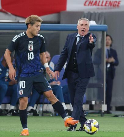 　厳しい表情で指示を出すブラジル・アンチェロッティ監督（撮影・金田祐二）