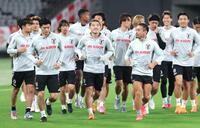 　笑顔でランニングする堂安（中央）ら日本代表（撮影・金田祐二）　