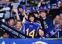 　ブラジル戦で盛り上がる日本サポーター＝味の素スタジアム