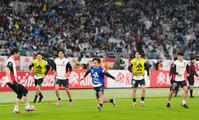 　ブラジル戦を前にウオーミングアップする久保（中央）ら日本代表＝味の素スタジアム
