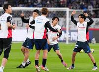 　ブラジル戦を前にウオーミングアップする日本代表＝味の素スタジアム