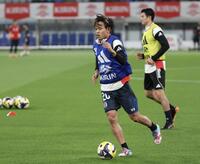 　試合前練習をする久保