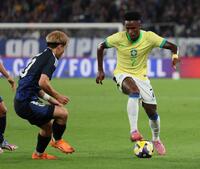 　前半、堂安と競り合うヴィニシウス（右）（撮影・石井剣太郎）