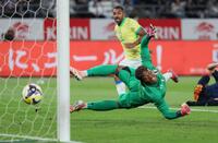 　前半、パウロエンリケ（奥）に先制を許した鈴木彩艶（撮影・石井剣太郎）