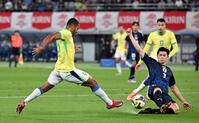 　前半、先制ゴールを決めるブラジルのＰ・エンリケ。右は谷口