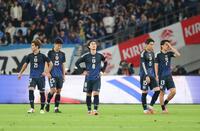 　前半、ブラジルに先制ゴールを許し、肩を落とす日本イレブン