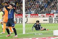 　前半、好機を逃し悔しがる上田（右）と南野（手前）