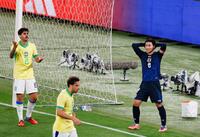 　前半、好機を逃し頭を抱える南野（右）