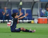 　前半、ペナルティエリアで倒されファウルが取られ悔しがる久保（撮影・金田祐二）