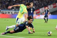 　前半、ブラジル選手と競り合い、倒れる久保（下）
