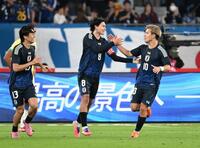 　後半、ゴールを決め、堂安（右）と喜ぶ南野