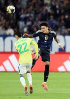 　後半、ブラジル選手と競り合う渡辺（右）
