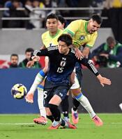 　前半、ブラジル選手と激しく競り合う鎌田（手前）