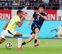 　前半、シュートを放つ中村（右）