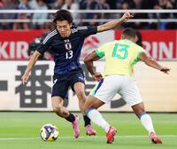 　前半、ドリブルで攻め上がる中村（左）