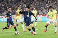 　前半、ボールをキープする上田（中央）。左は久保