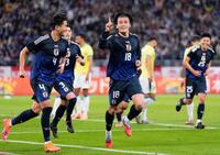 　後半、チーム３点目のゴールを決め、駆け出す上田