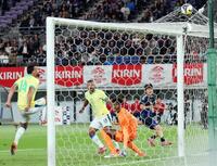 　後半、チーム２点目のゴールを決める中村（右）