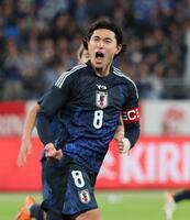 　後半、ゴールを決める南野（撮影・石井剣太郎）