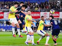 　後半、ヘディングでチーム３点目のゴールを決める上田（手前左から２人目）