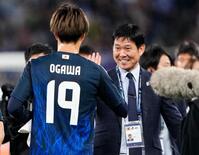 　ブラジルに逆転勝ちし、笑顔で選手をたたえる森保監督