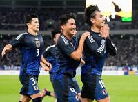 　後半、チーム３点目のゴールを決め、駆け出す上田（右）