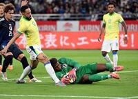 　後半、ブラジル選手のクロスに飛びつくＧＫ鈴木彩（下）