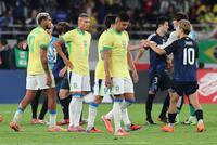　日本に逆転負けし、肩を落とすブラジルイレブン