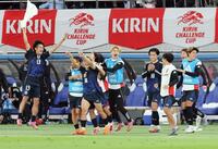 　ブラジルに逆転勝ちし喜ぶ上田（右から４人目）、中村（左）、ら日本イレブン