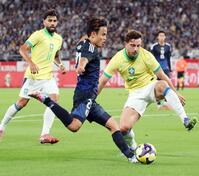 　前半、クロスを上げる久保（中央）